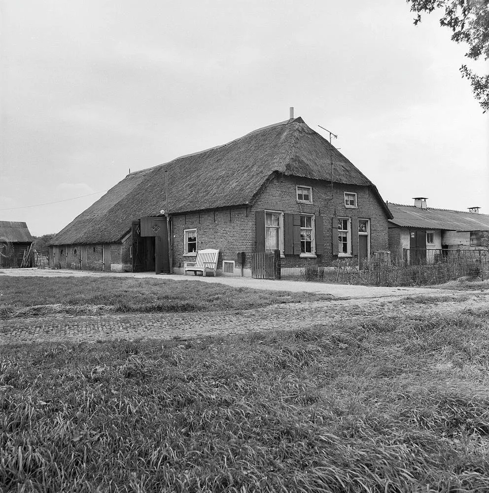 Pesse: Voor- en linker zijgevel - Pesse - 20181903 - RCE