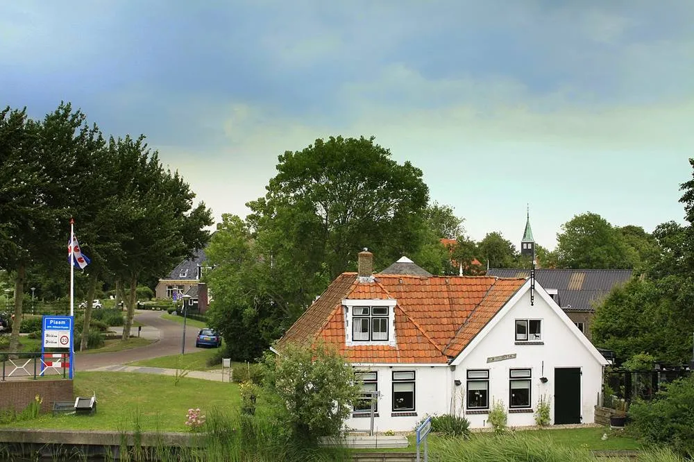 Piaam: Daar hebben we Piaam gezien vanaf de dijk van het IJsselmeer