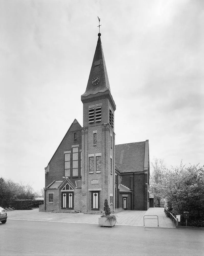 Wâlterswâld: Overzicht westgevel met kerktoren - Wouterswoude - 20345556 - RCE