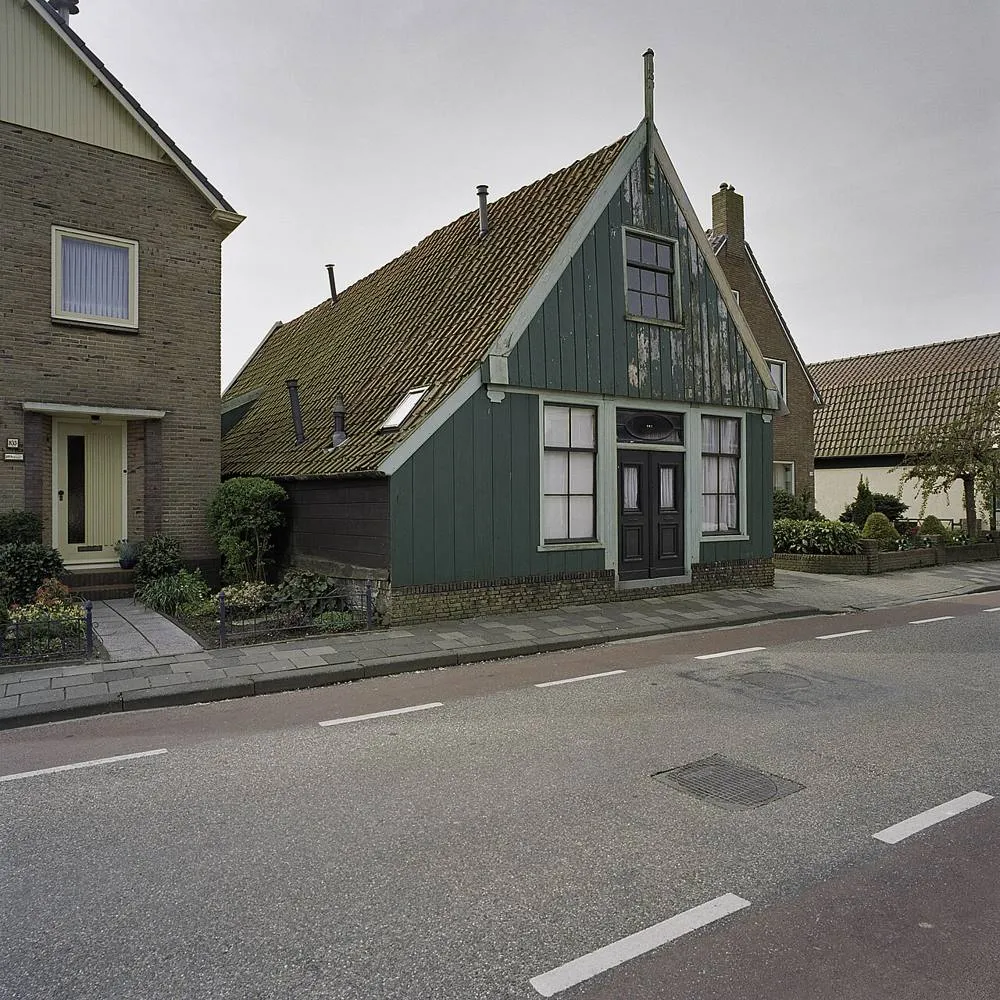 Lutjebroek: Voorgevel van winkel met houten voorschot - Lutjebroek - 20406691 - RCE
