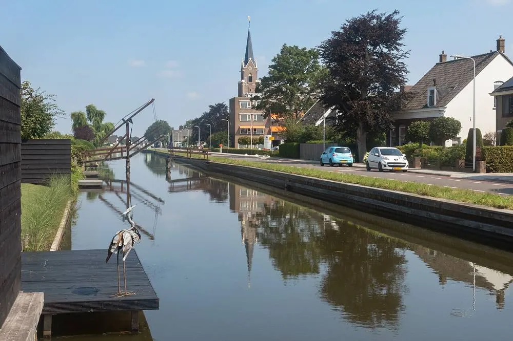 Berkel en Rodenrijs: Berkel en Rodenrijs, vliet langs Noordeindeseweg met de Sint Petruskerk op de achtergrond IMG 0201 2021-08-05 11.54